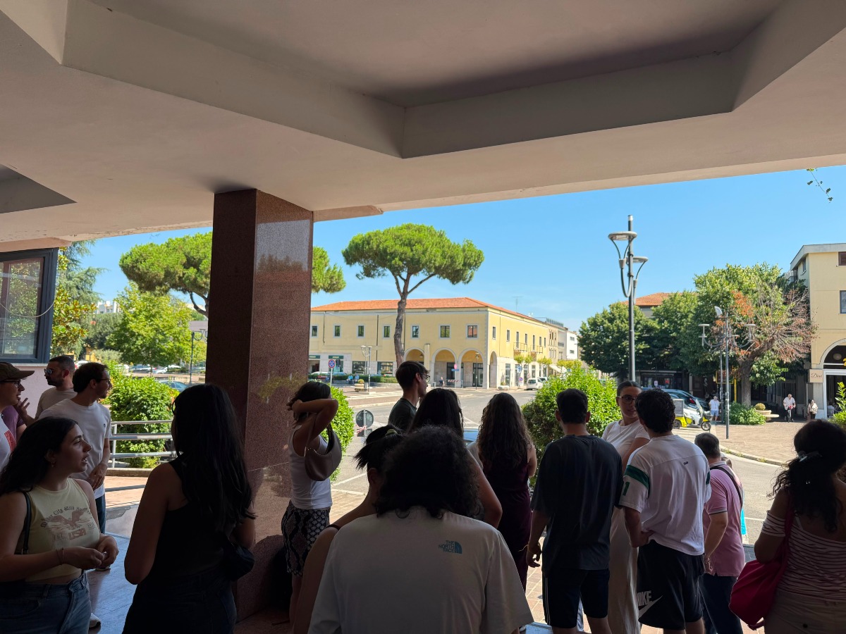 Aprilia, sit-in orari biblioteca