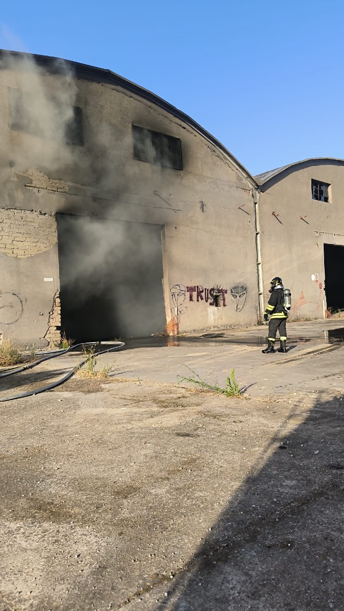 Incendio ex Freddindustra - Aprilia via Enna