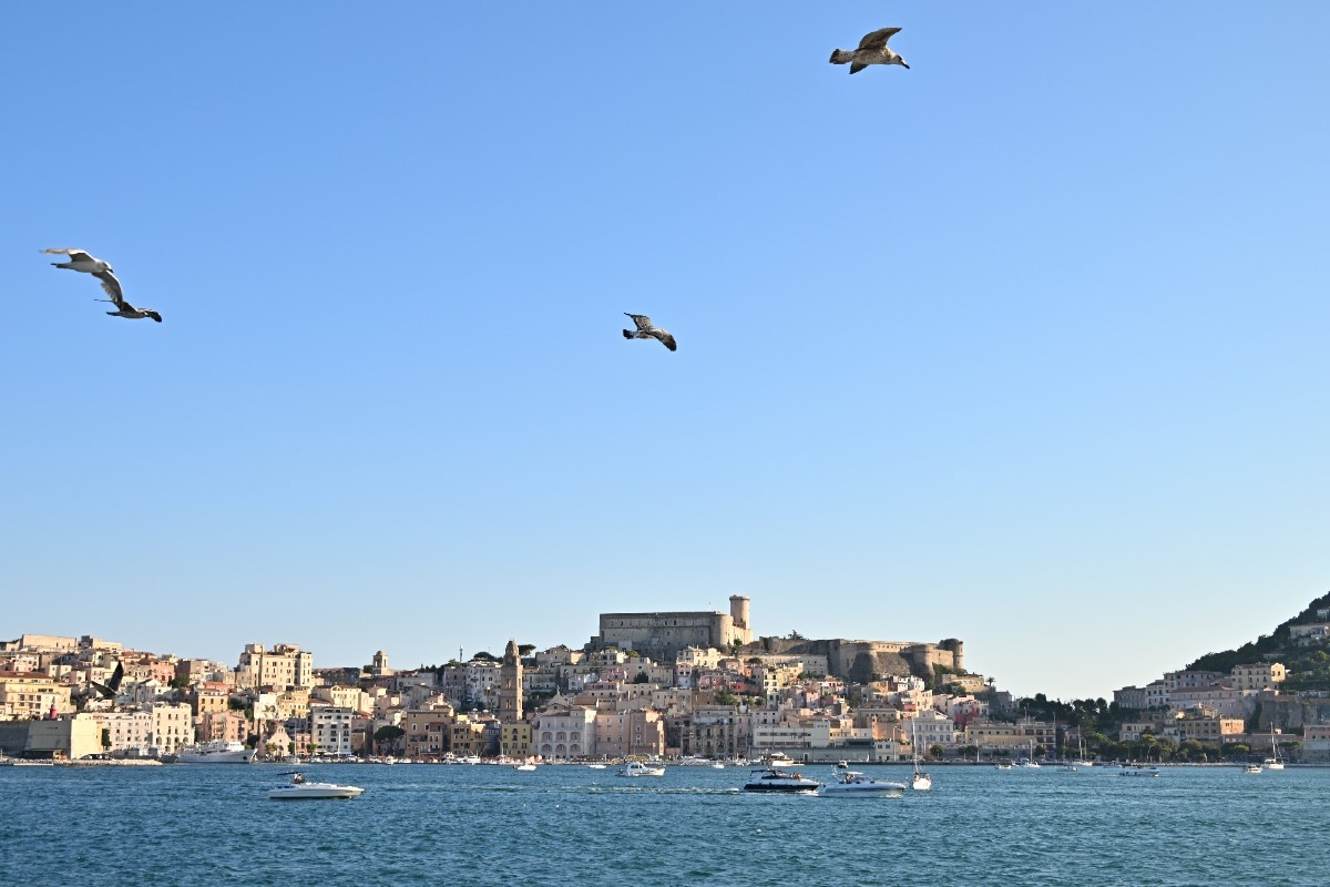 Ragazza perde i sensi in mare a Gaeta, salvata da due poliziotti - 