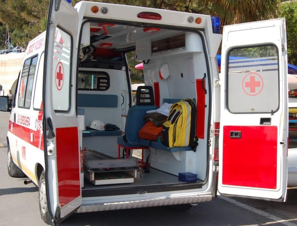 Incidente sulla via Nettunense tra un furgone e un'auto - 