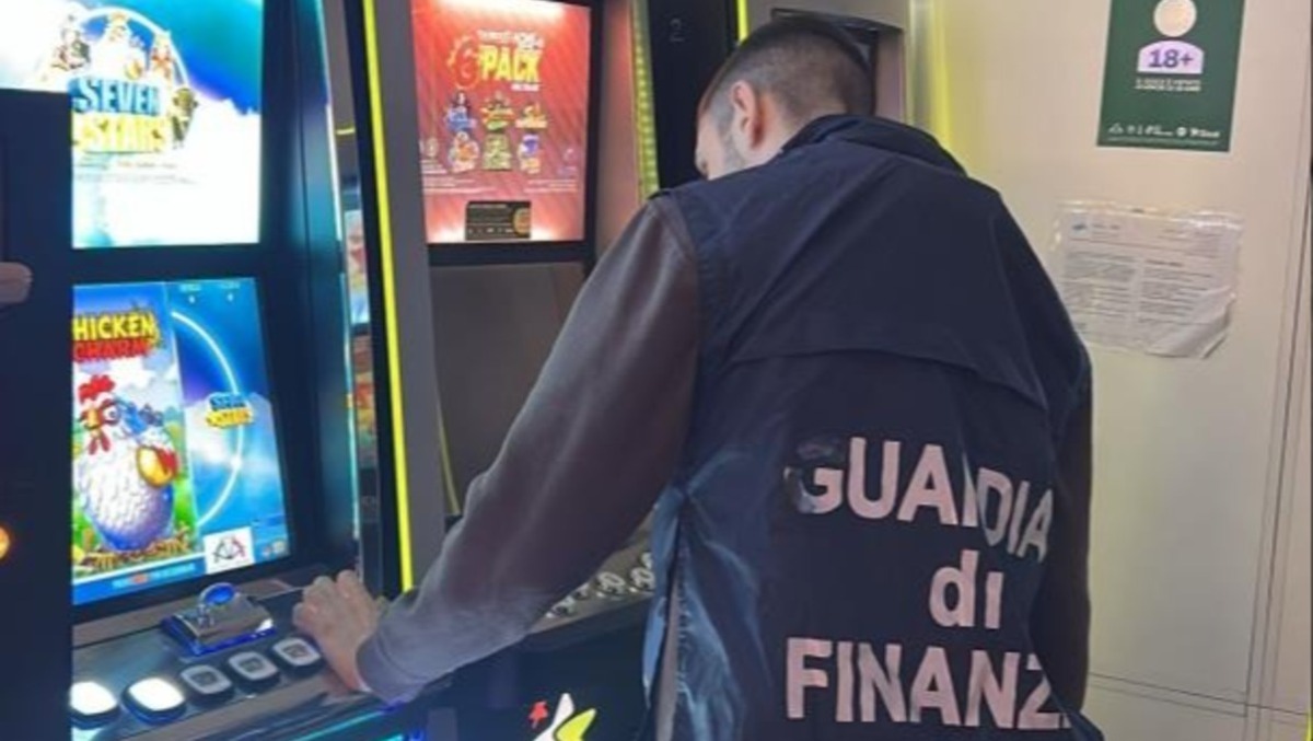 Laghi e borghi dei Castelli Romani nel setaccio della Finanza: lavoro nero, sanzioni ai distributori e sequestri. - 