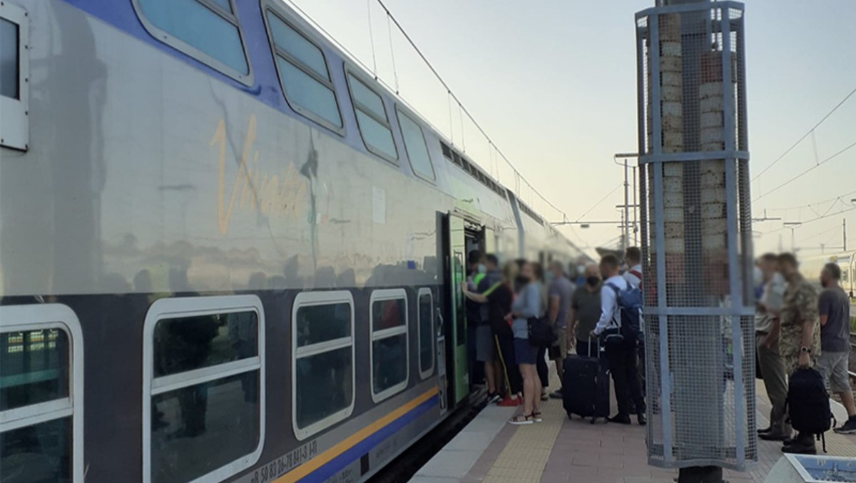 Incendio vicino ai binari, stop ai treni tra Pomezia e Campoleone - 