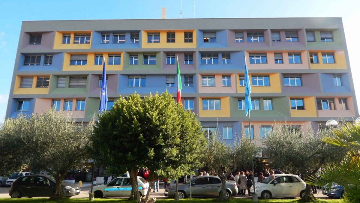Trasloco diffuso ad Aprilia: uffici comunali dirottati in piazza Roma e in Biblioteca senza avvisi - 