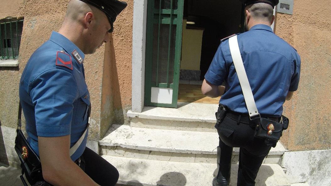 Minaccia e tenta di aggredire la ex davanti ai Carabinieri, 43enne pontino in manette. - 