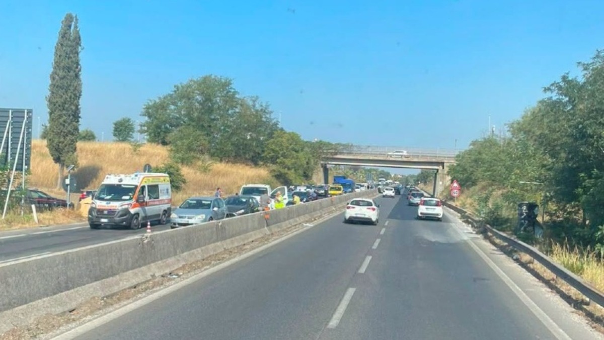 Pontina, due incidenti altezza Aprilia e Pomezia. Lunghe code e disagi a non finire. - foto dalla pagina Facebook "Via Pontina S.S.148"