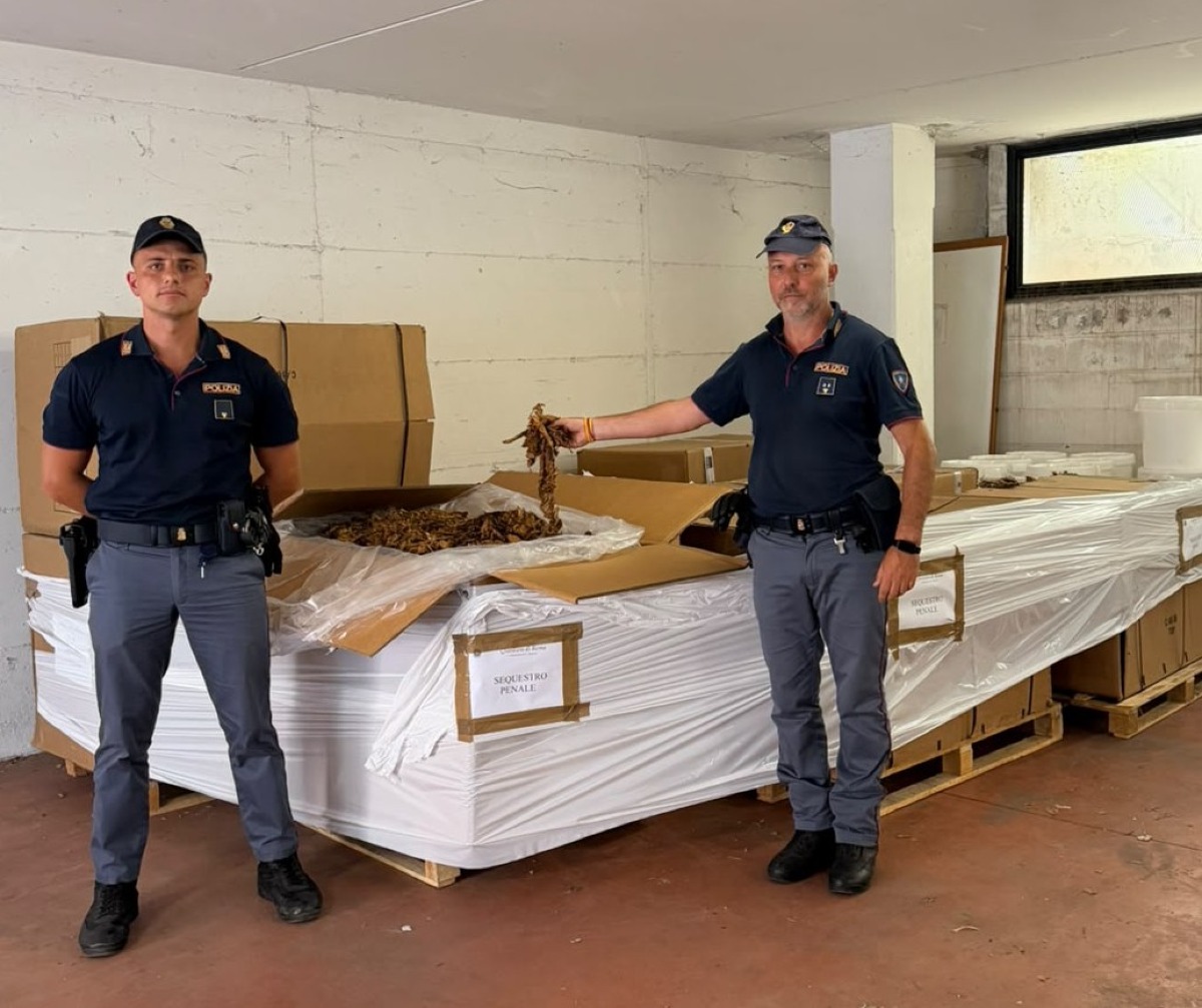Oltre 13 quintali di tabacco nascosti in un capannone tra Spinaceto e Pomezia - 