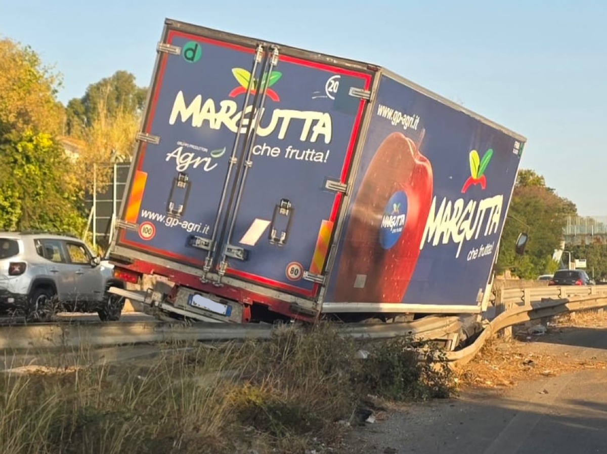 Pontina, incidente altezza Laurentina: oltre 5 km di code - 