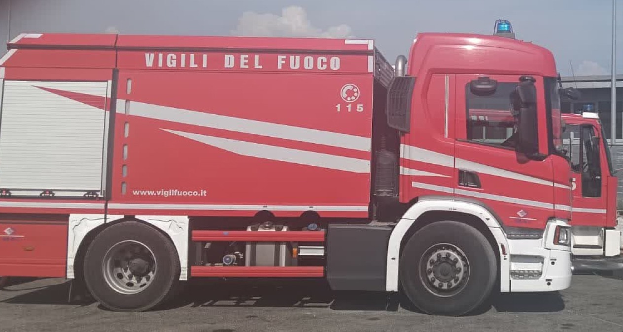 Camion di pomodori in fiamme tra Velletri e Lariano - 