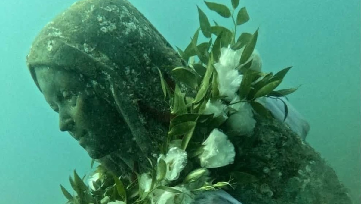 Nettuno - Una corona di fiori al largo di Torre Astura per le vittime del mare - 