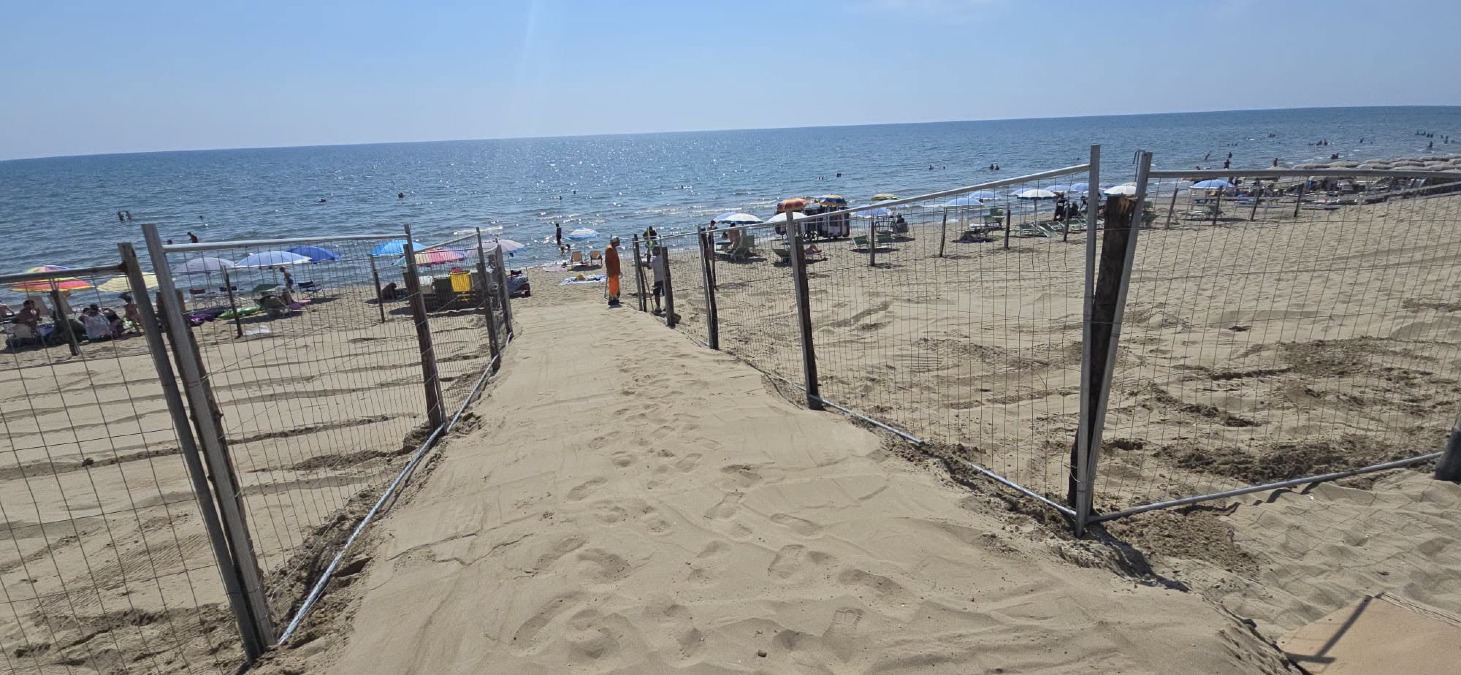 Frammenti di amianto a Torvaianica, il Comune chiude la spiaggia  - 