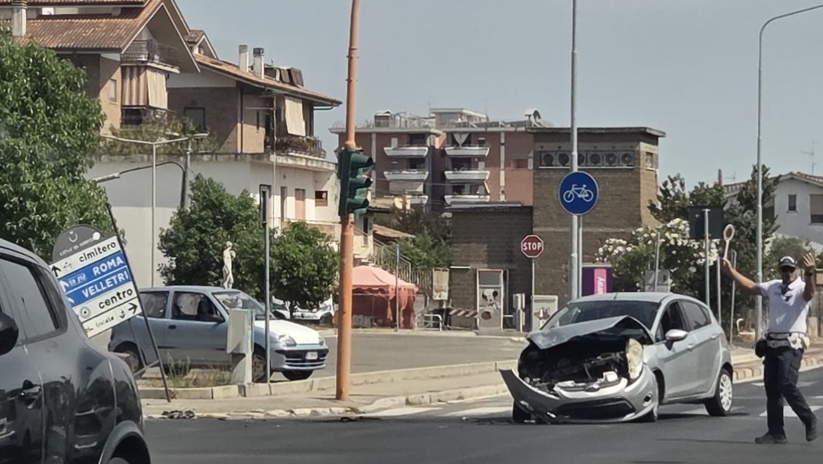 Aprilia - Il semaforo non funziona, subito l'incidente tra via La Malfa e via Toscanini - 