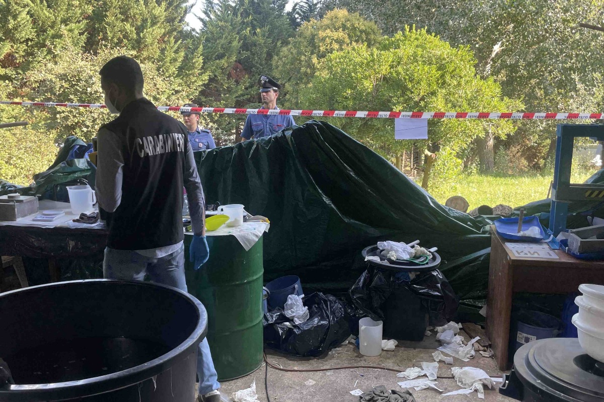 Raffineria di cocaina a Latina: la droga estratta dai pellet. 28 chili sequestrati, 5 arresti - 