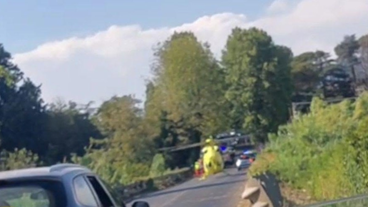 Velletri - Carro attrezzi contro un albero sull'Appia Sud, due feriti - 
