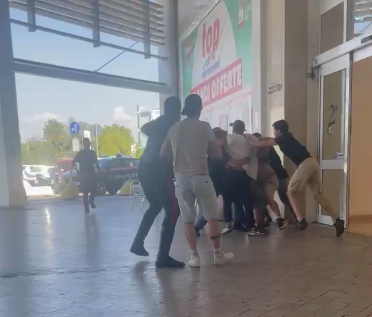 Aprilia 2 - Dopo la mega rissa, 12 arresti. Sequestrate mazze e catene 