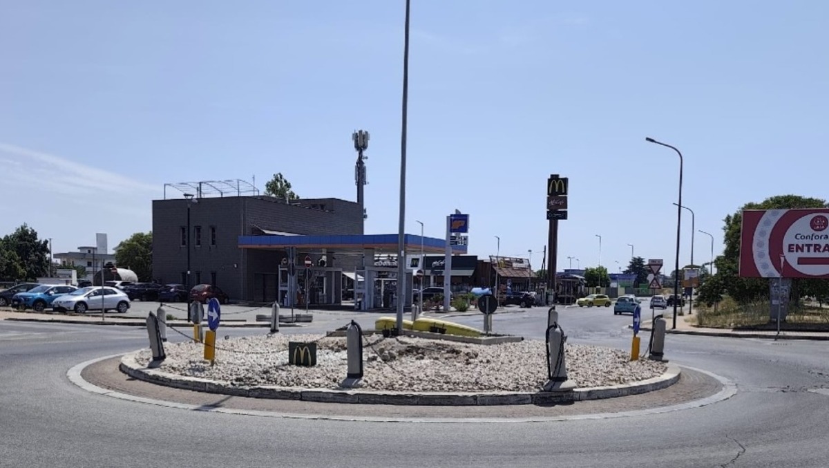 Aprilia - Rotatoria di via Mascagni, Avenale: "Tutto regolare, l'area verrà completamente ripristinata" - 