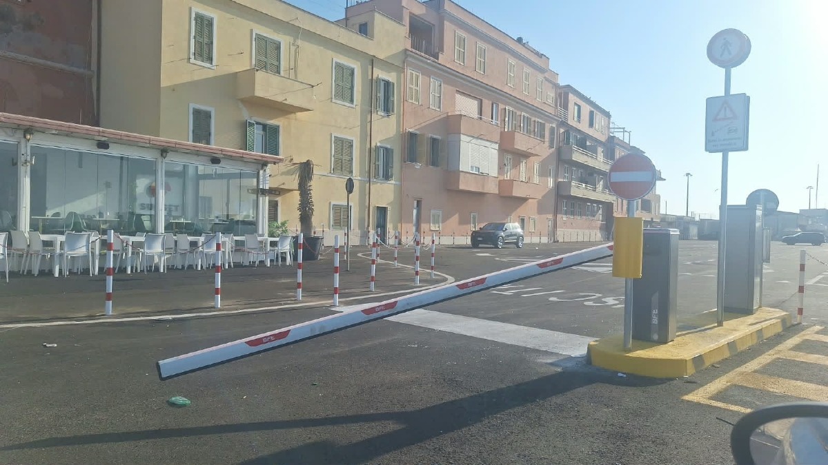 Anzio, danneggiata la sbarra del parcheggio di piazzale Marinai d'Italia - 