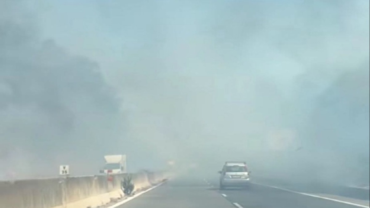 Pontina in fiamme all'altezza di via Strampelli. Incendio domato. - Foto dalla pagina Facebook Via Pontina S.S. 148