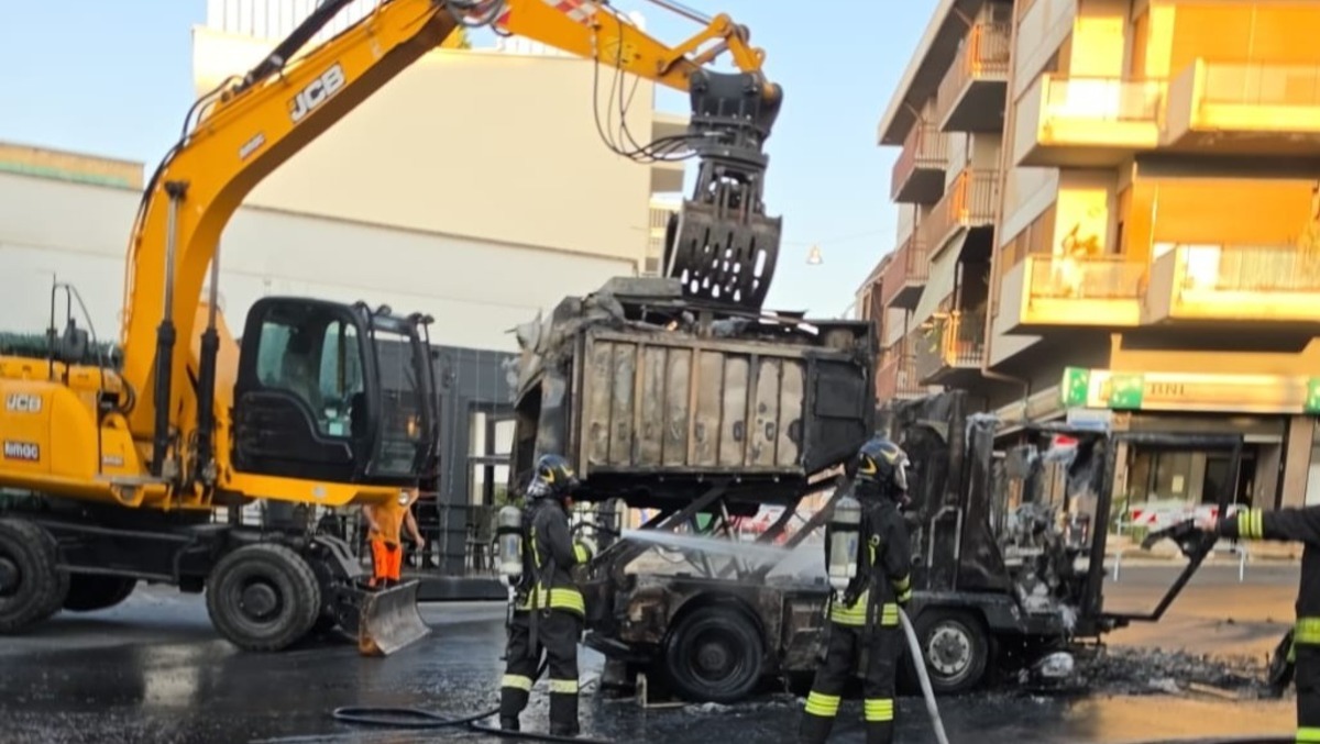 Spazzatrice in fiamme in pieno centro a Cisterna - 