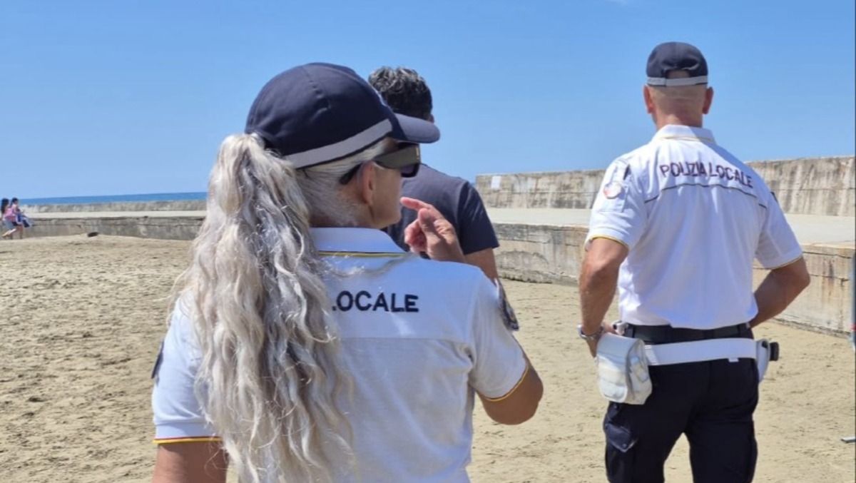 Anzio, rissa sulla spiaggia finisce a bottigliate - 