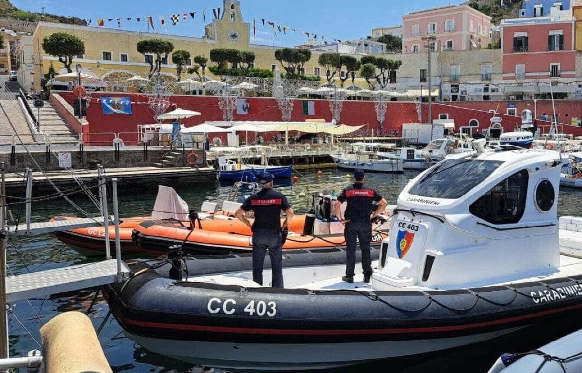 TRAGEDIA SFIORATA A PONZA: I CARABINIERI SALVANO UNA FAMIGLIA - 