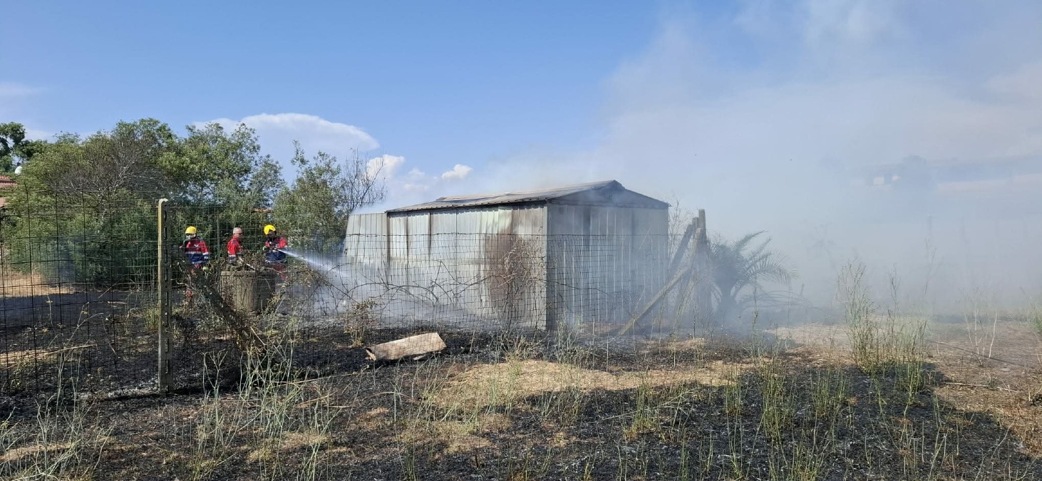 Grosso incendio in via Nuoro ad Ardea - 