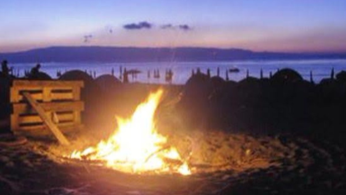 A Nettuno stop a campeggio, falò e fuochi d'artificio in spiaggia a Ferragosto - 