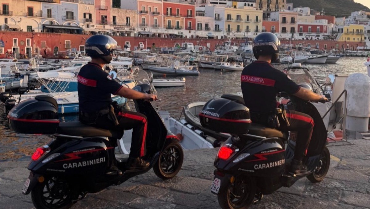 A Ponza i carabinieri controllano l'isola con la Vespa Elettrica - 