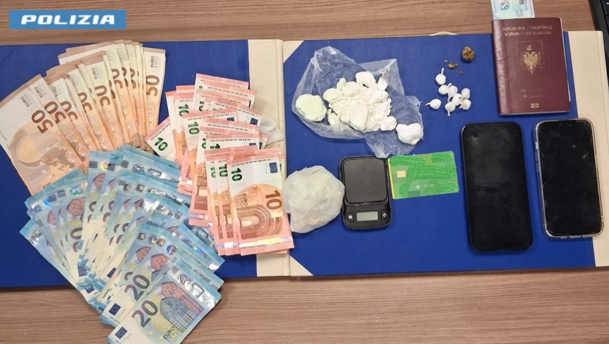 Coca e denaro, arrestati due ragazzi di 21 e 22 anni - 