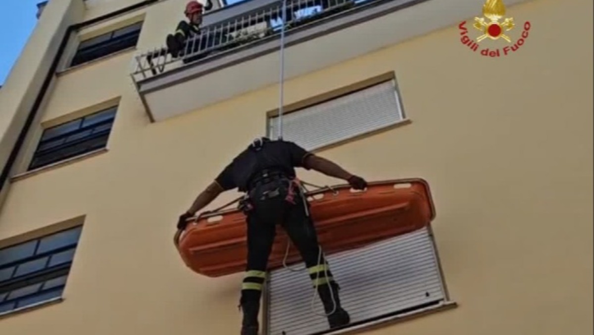 Cade nel balcone del piano di sotto. L'intervento dei Vigili del Fuoco - 