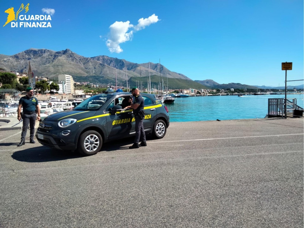 Controlli della Finanza sulle isole pontine, droga e lavoro nero - 