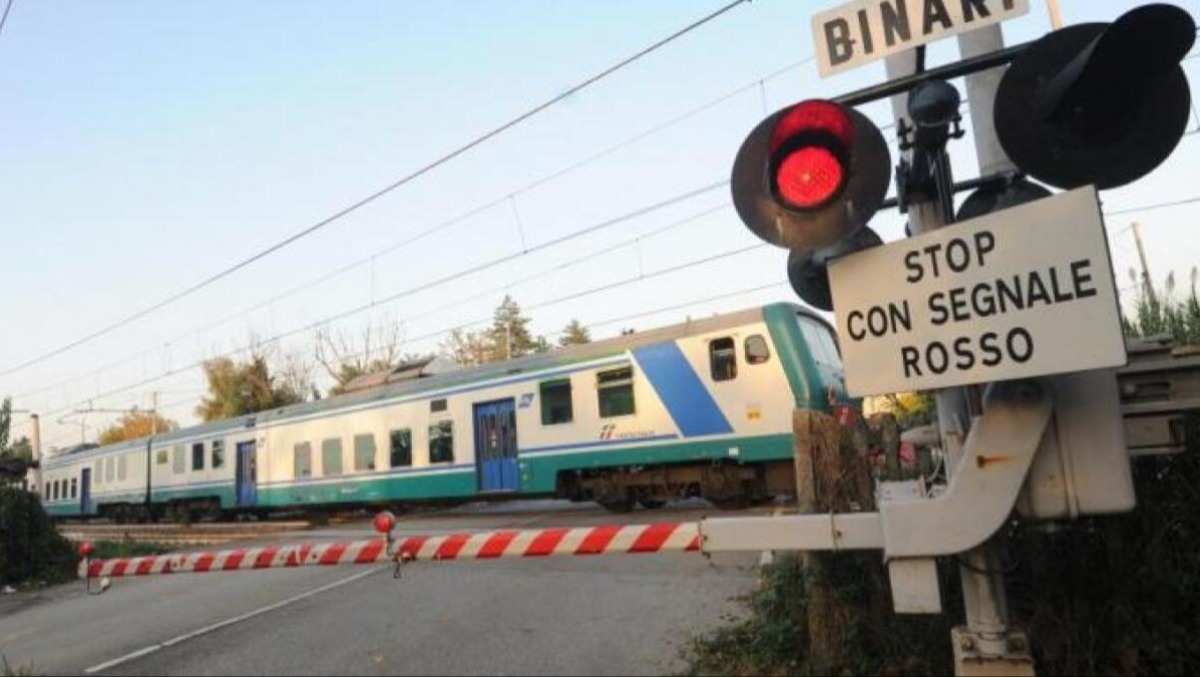 Aprilia, danneggia il passaggio a livello: passeggeri fermi a Campo di Carne. - 