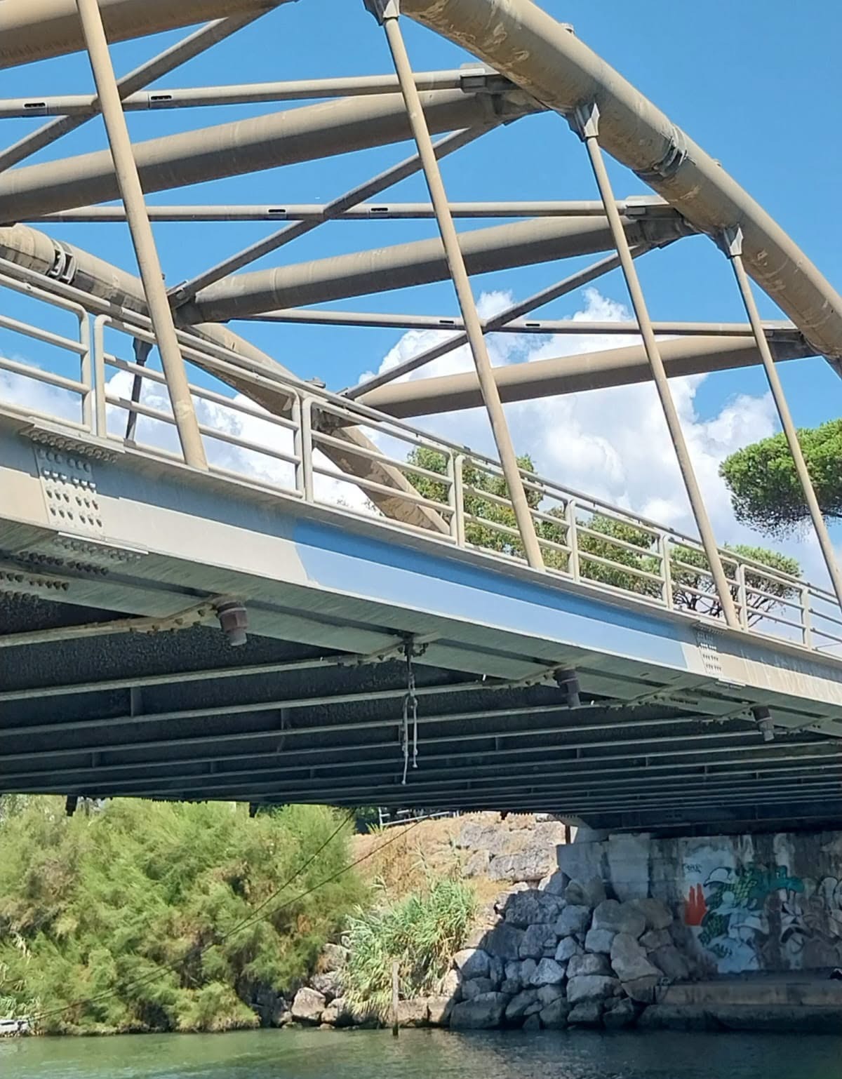 Terracina - Rimossa la scritta offensiva comparsa sul ponte Badino - 