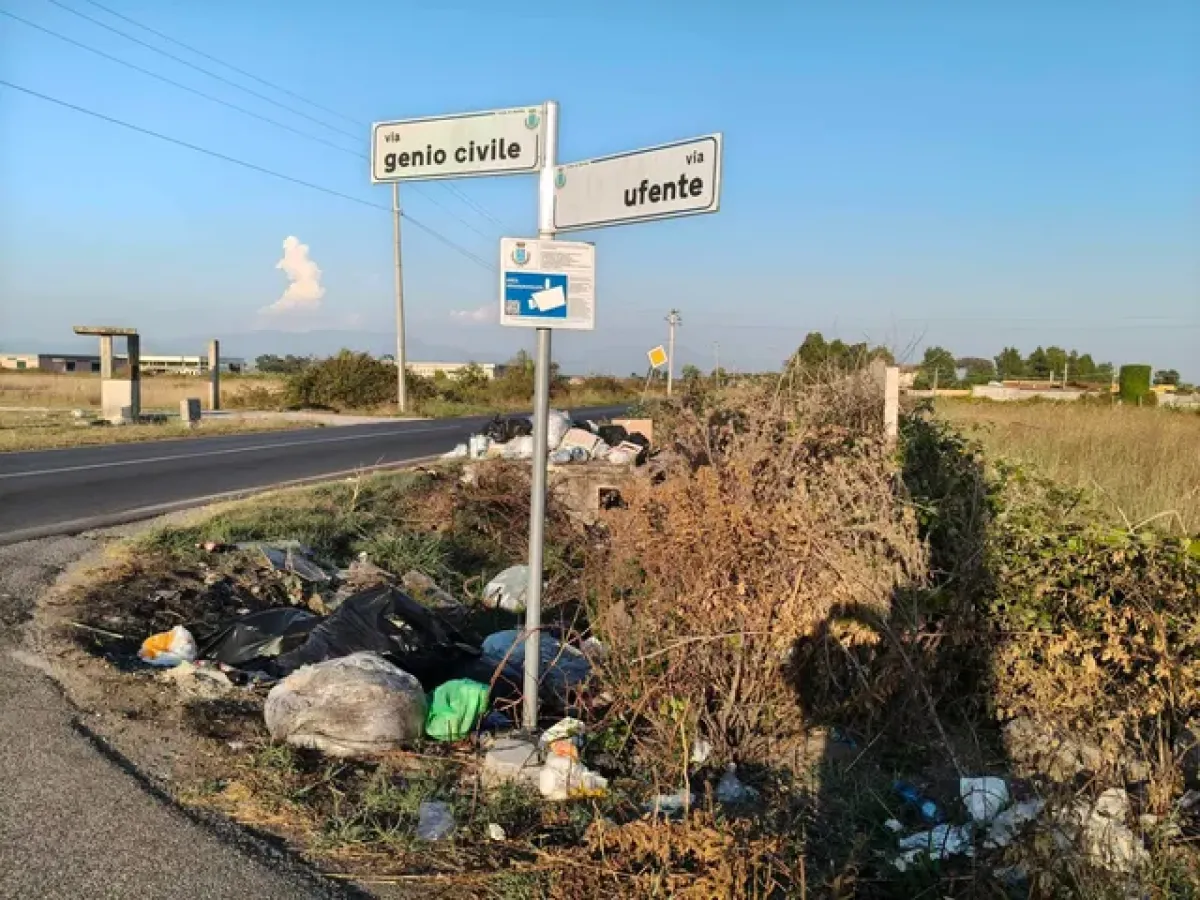 Aprilia -  Una discarica tra via Genio Civile e via Ufente: "Tante richieste, ma nessun intervento" - 