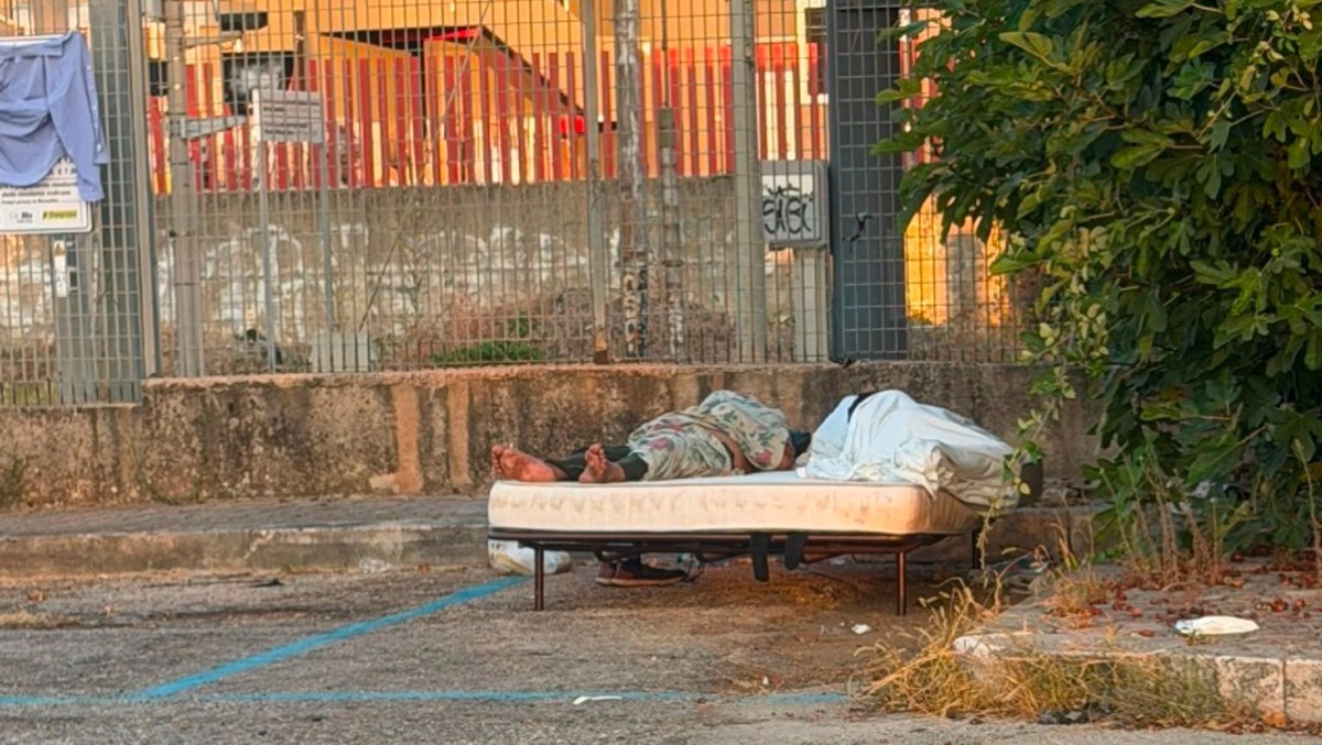 "Parcheggi d'oro e degrado alla stazione Aprilia": la lettera di protesta.