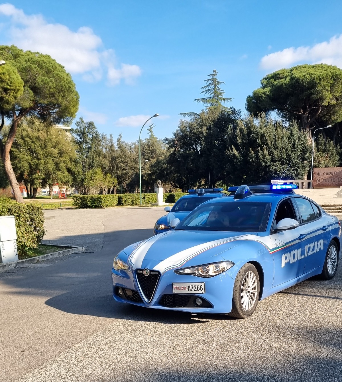 Furto in una Land Rover sul lungomare di Latina, ladro prende a calci e pugni un ragazzo - 