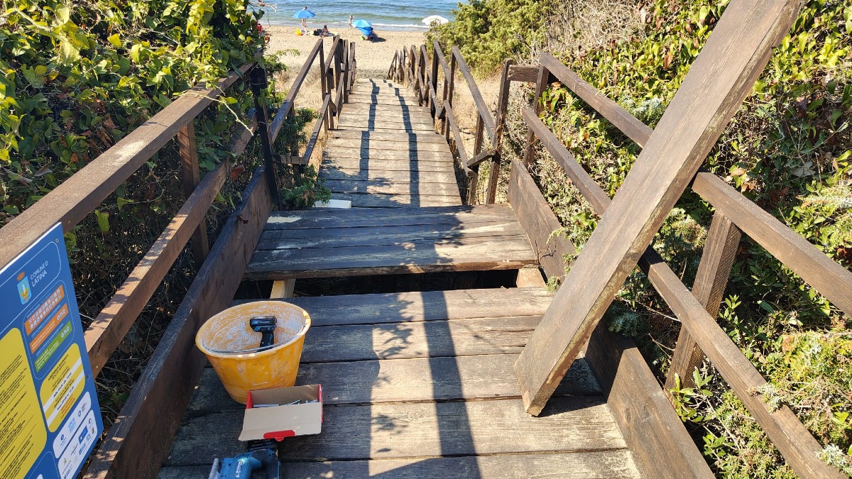 Passerelle danneggiate sul lungomare di Latina, intervento di manutenzione - 