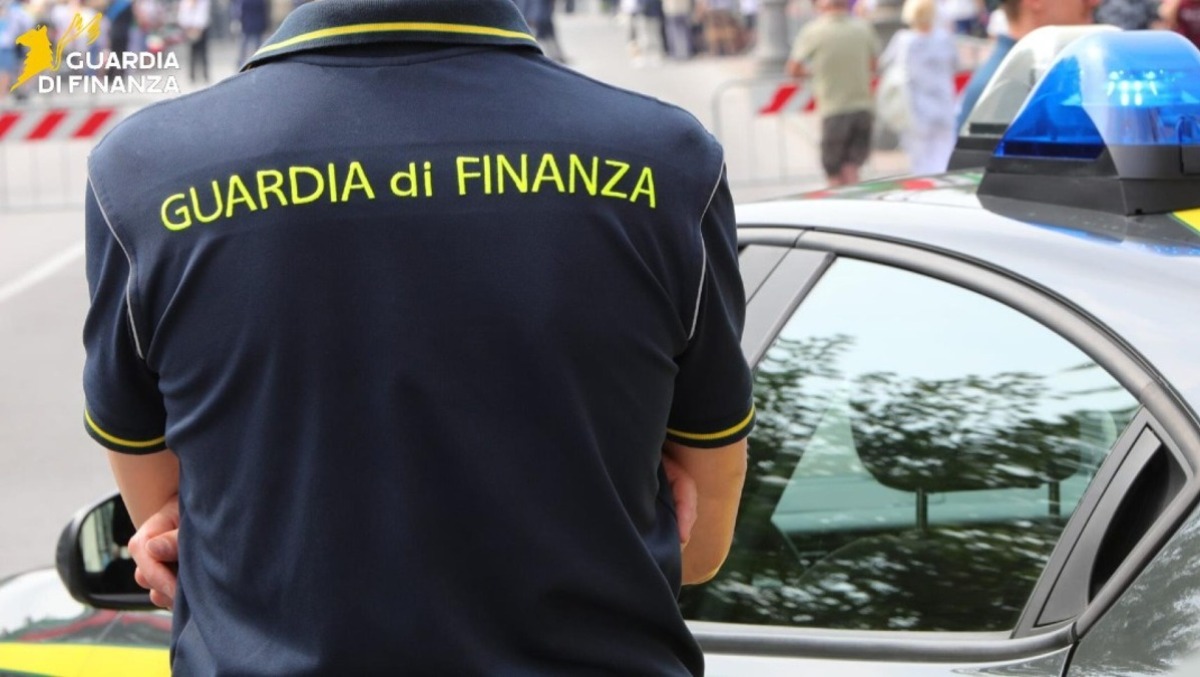 In un doppiofondo oltre 85 chili tra marijuana e cocaina: smascherato un carico milionario. - 