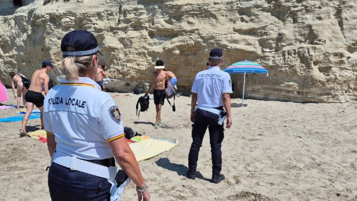 Lite in spiaggia alle Grotte di Nerone, identificati gli otto protagonisti - 