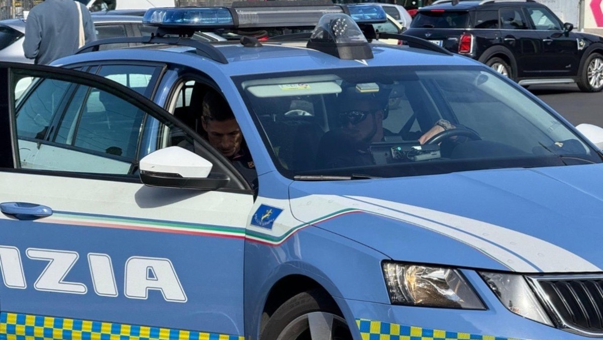 Fermata in auto sulla A1 con due chili di hashish. Arrestata dalla Polizia Stradale. - 