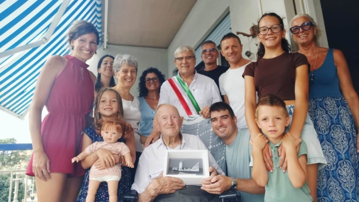 Un secolo di storia e valori: Sabaudia celebra i 100 anni del maresciallo Gino De Marco. - 