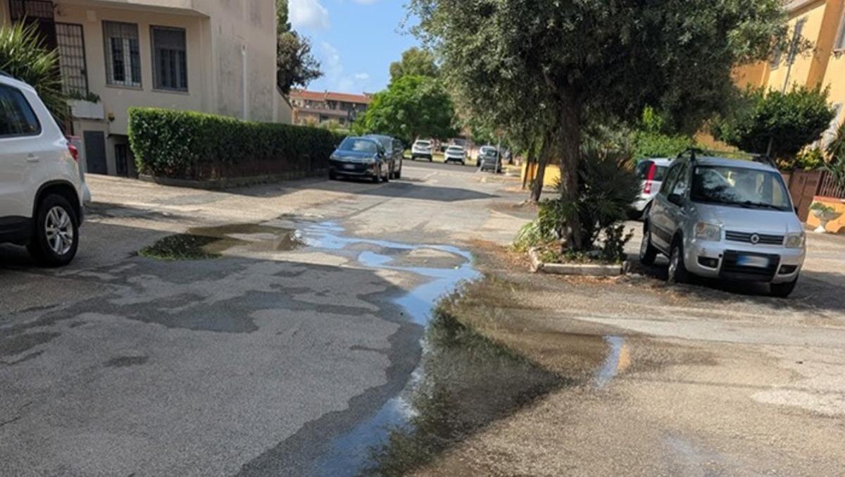 Aprilia, si “raddoppia” la perdita idrica in via Cherubini e ancora nessuno interviene. - 