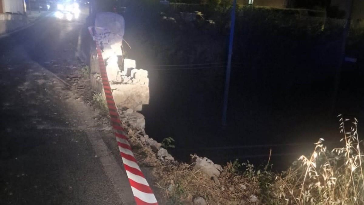 Lanuvio, camion si schianta sul cavalcaferrovia: ponte chiuso e disagi alla circolazione. - 