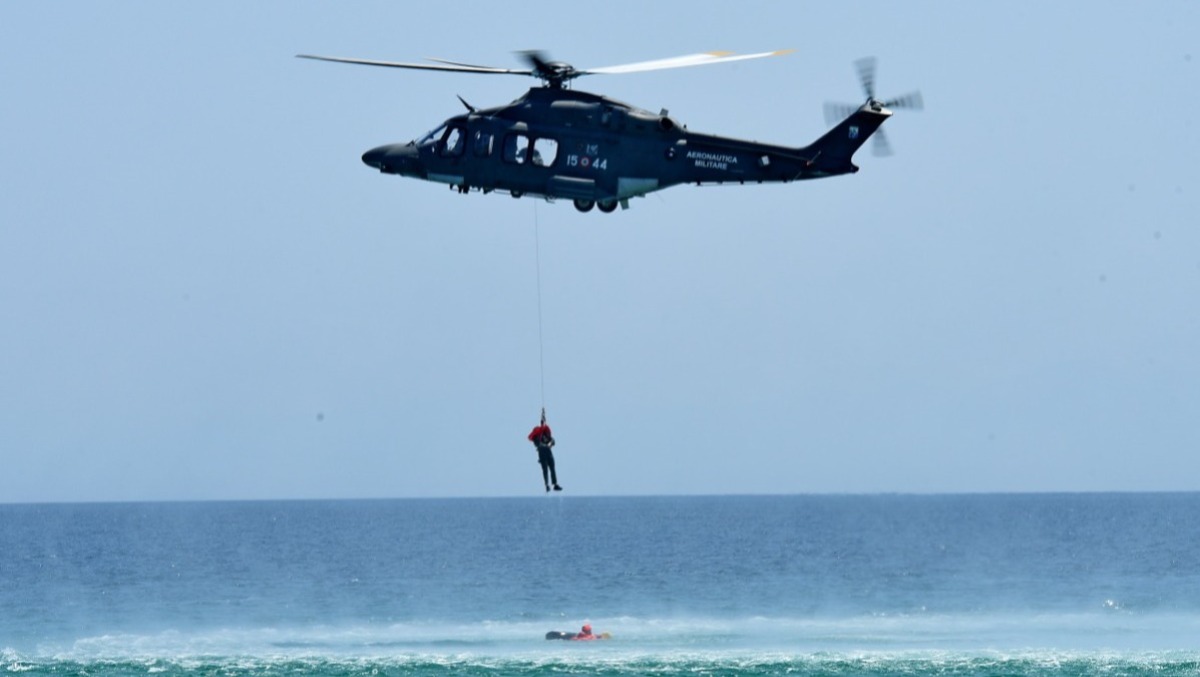 Esercitazione di soccorso aereo a Torvajanica: mare interdetto. - 