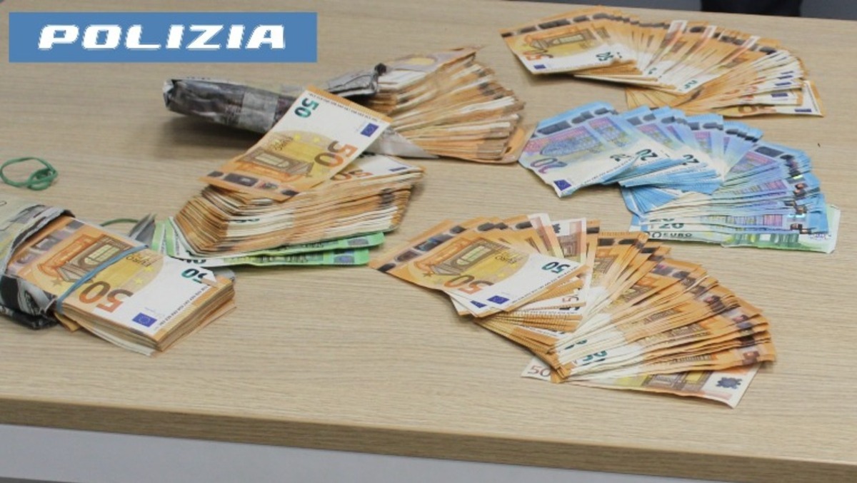 Truffa ad un anziano sventata sulla A1: arrestati due uomini grazie alla Polizia Stradale di Albano. - 