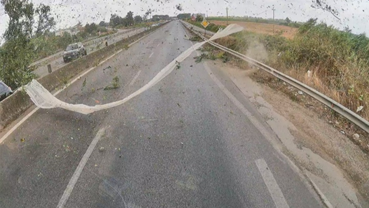 Il momento esatto della tromba d’aria sulla Pontina: il video choc dalla dashcam! - 