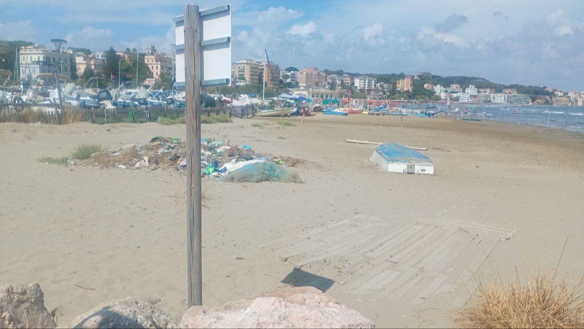 Emergenza rifiuti ad Anzio, Forza Italia accusa la giunta di immobilismo. - Anzio, rifiuti al Molo Pamphilii