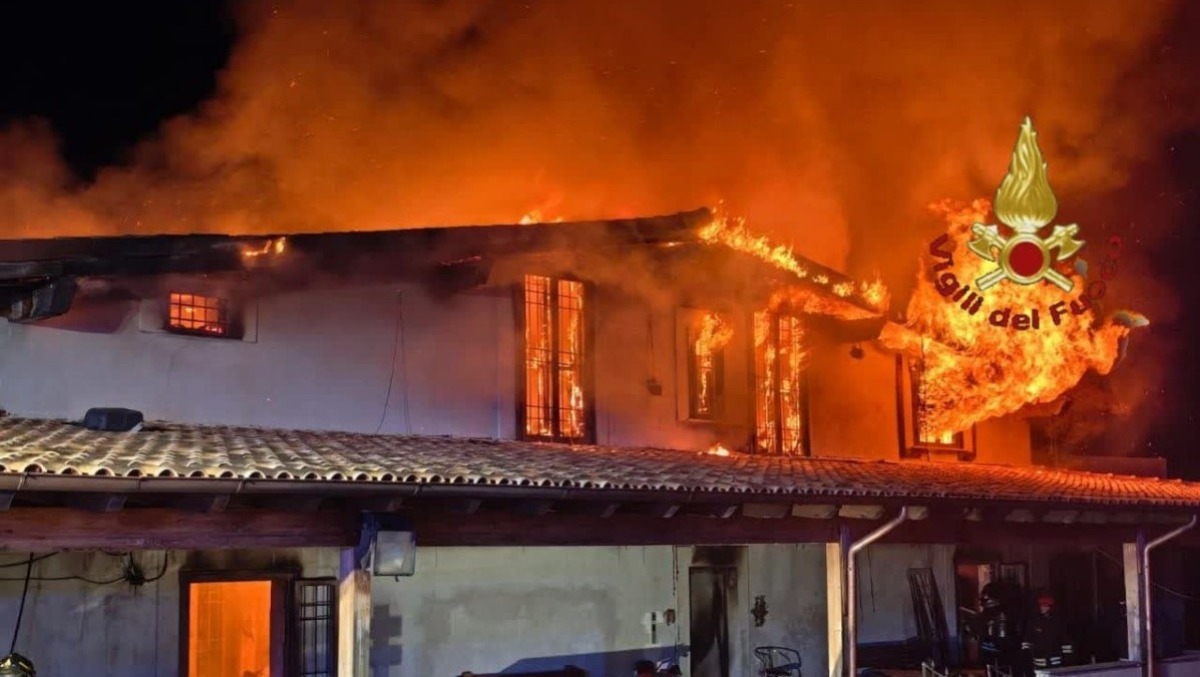 Villino distrutto dalle fiamme: intervento notturno dei Vigili del fuoco di Frascati - 