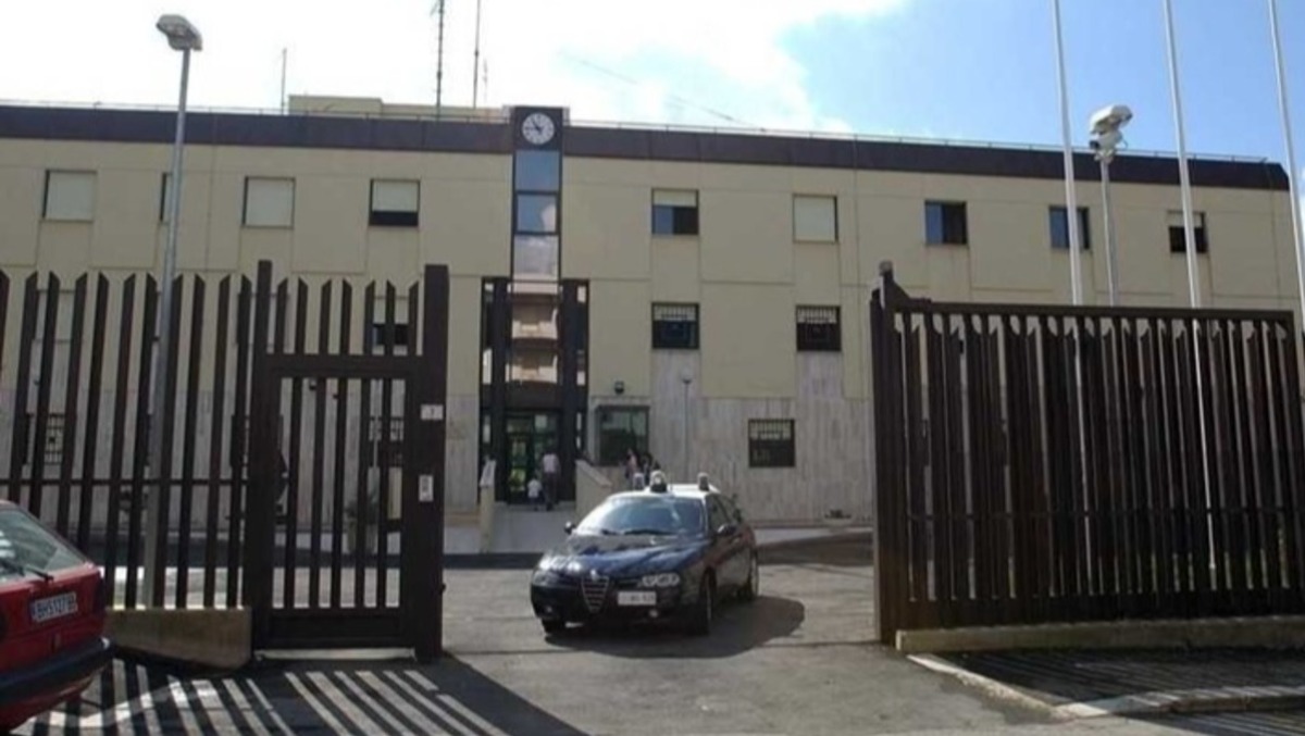 Aprilia, viola il segnale del braccialetto elettronico. I Carabinieri sventano l'intrusione a casa delle vittime. - 