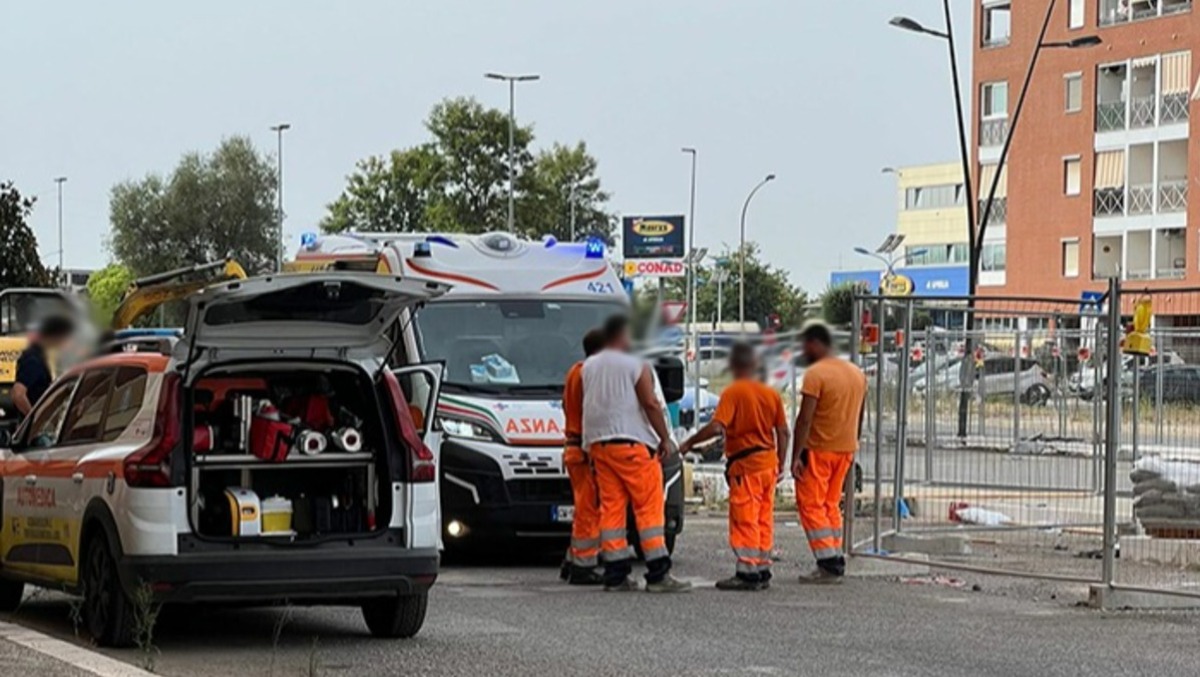 Aprilia, grave infortunio in cantiere in via Ugo La Malfa: 57enne condotto al Goretti, evitata l'amputazione.