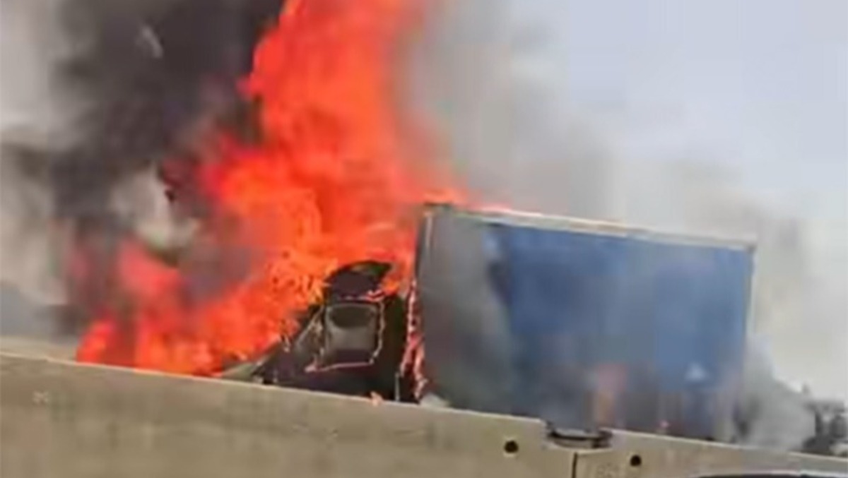 Camion in fiamme sulla Pontina, traffico bloccato. - 